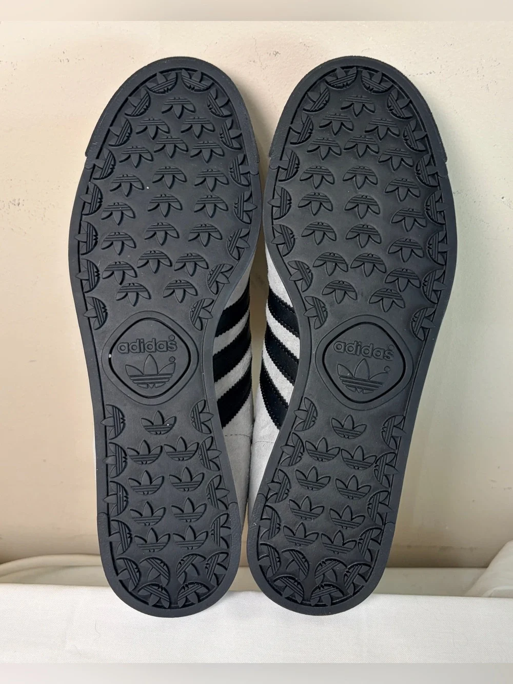 ADIDAS Samoas Men's Size 8.5M Sneakers Grey Black Scarlet JR3777, NEW IN BOX